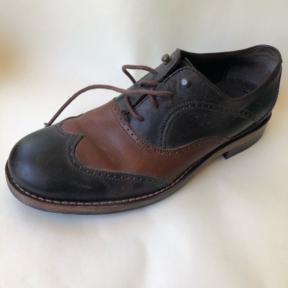 Wolverine size 8 men’s two tone leather shoes.